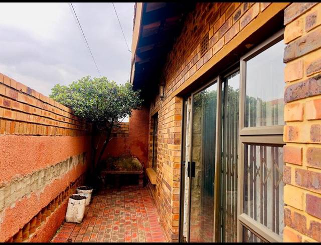 2 BEDROOM HOUSE FOR SALE IN PHIRI